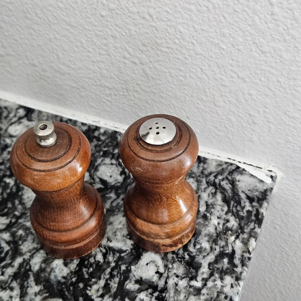 Vintage Wood Set Salt & Pepper Shakers Pepper Grinder Mill‎